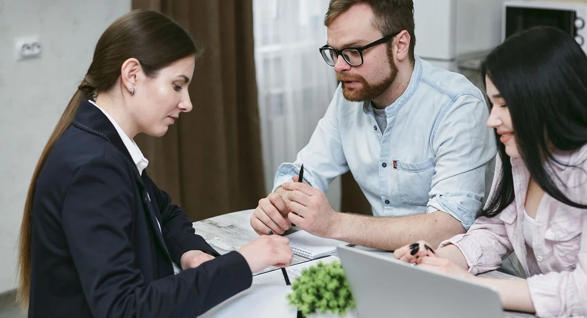 Le prix d’un courtier immobilier : combien coûte vraiment son service et comment le choisir?