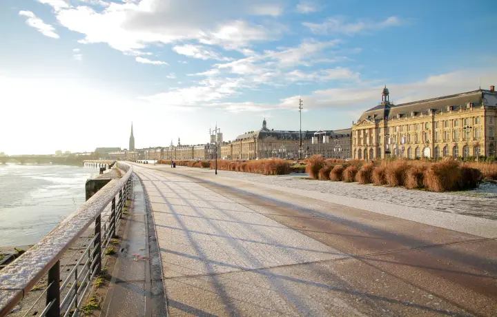 Façades en pierre sur les quais de Bordeaux