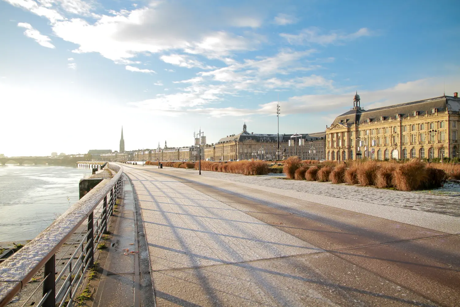 Façades en pierre sur les quais de Bordeaux
