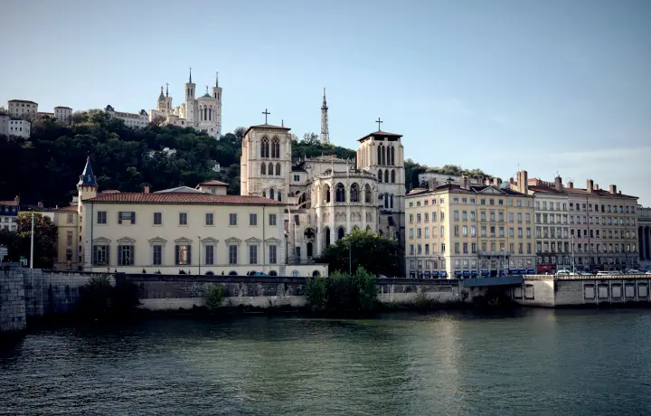 Façades de Lyon au bord de la Saône et colline de Fourvière