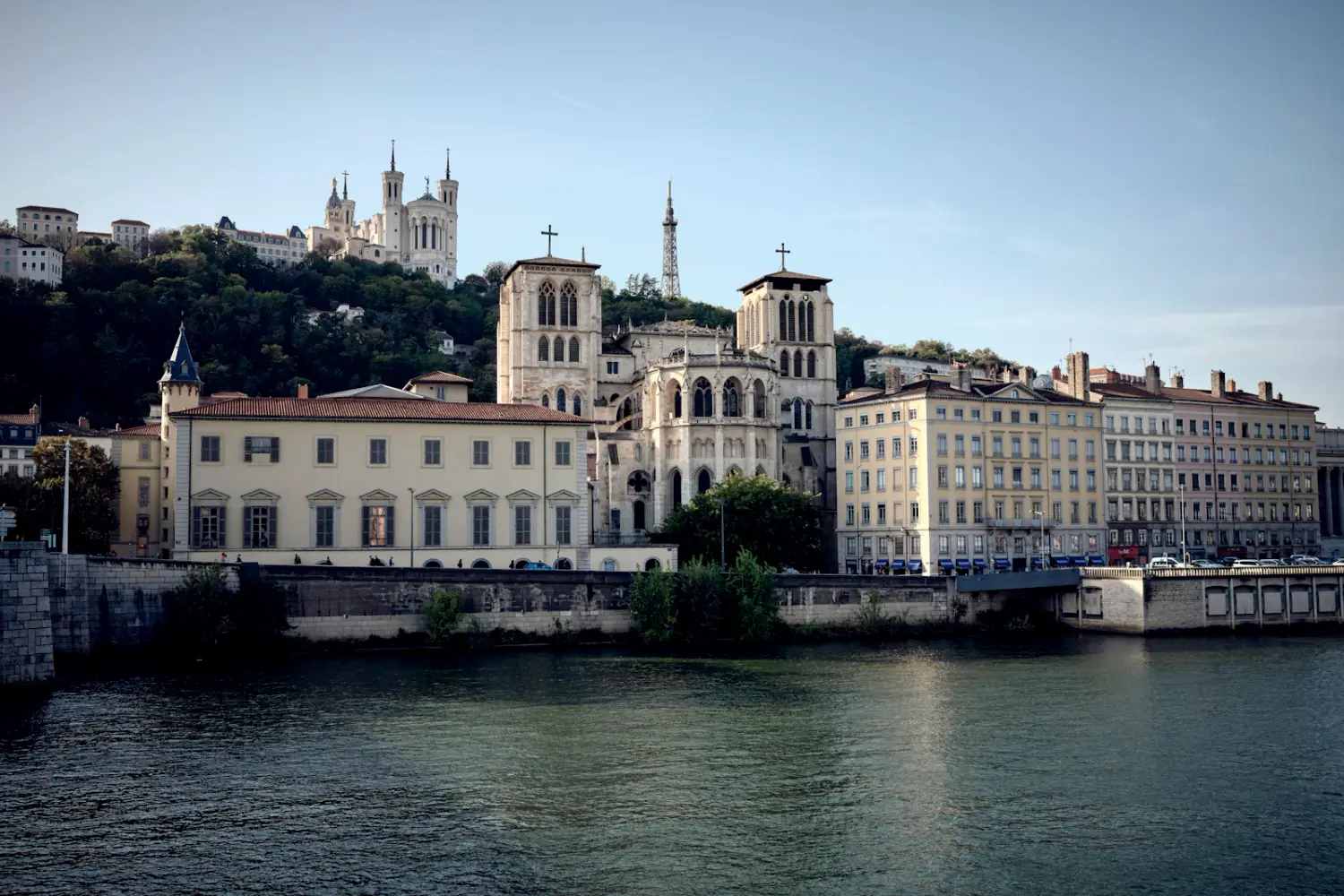 Façades de Lyon au bord de la Saône et colline de Fourvière