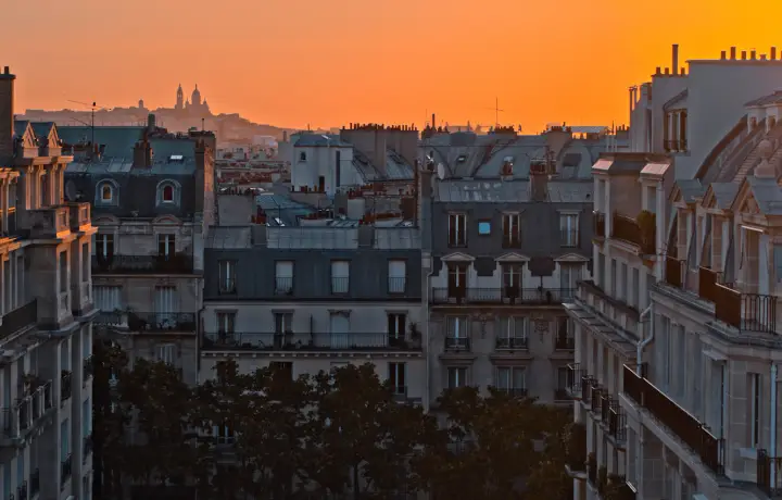 Panorama sur les toits de Paris et le Sacré-Cœur