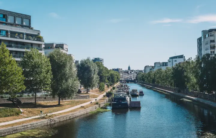 Bâtiments au bord de la rivière à Rennes